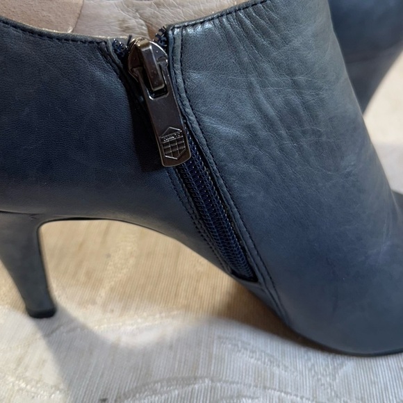 Gray Vince Camuto VC-Vibe Heeled Ankle Bootie. Inside zip. Size 5 Women’s - Picture 8 of 11